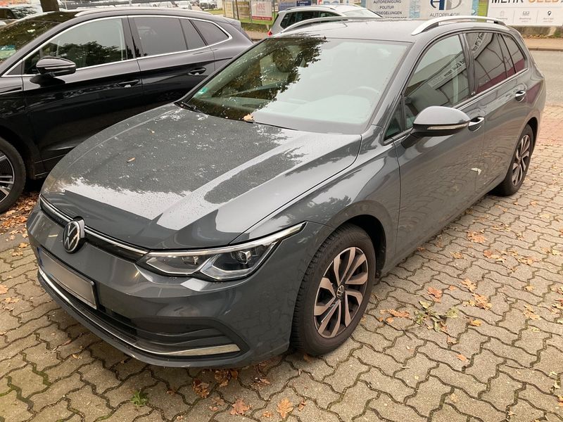 Volkswagen Golf VIII 1.5 eTSI Active — zdjęcie 1