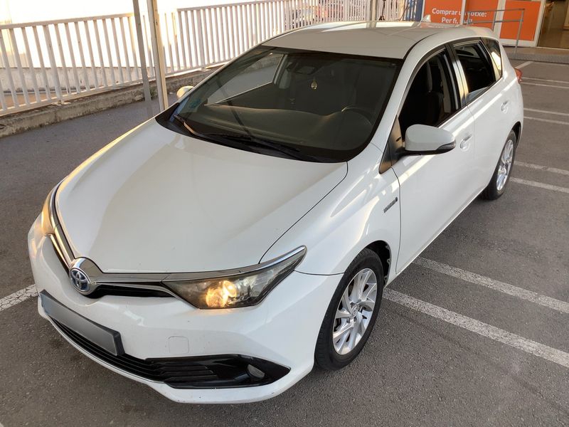 Toyota Auris 1.8 Hybrid Advance — zdjęcie 2