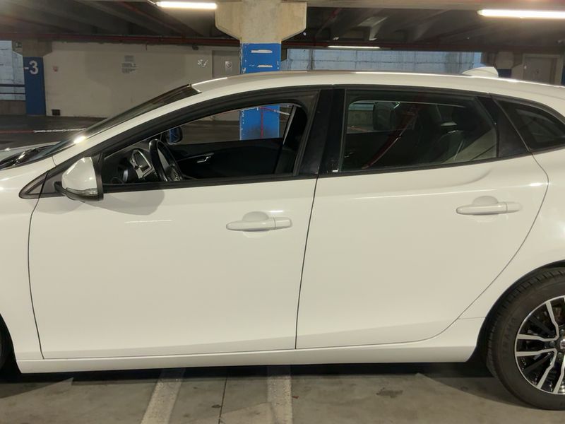 Volvo V40 2.0 D3 Plus — zdjęcie 4