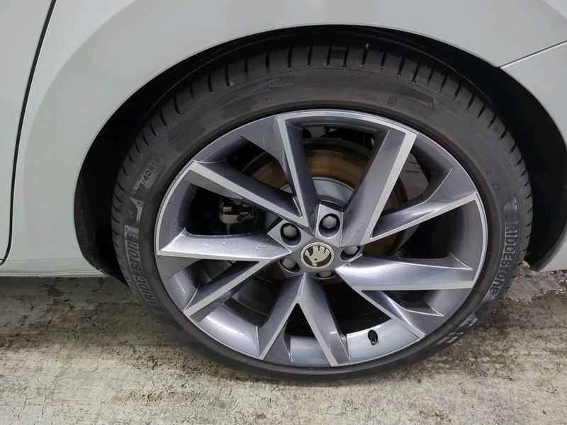 Skoda Superb 1.5 TSI ACT SportLine — zdjęcie 14