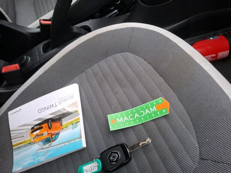 Renault Twingo 1.0 SCe Zen — zdjęcie 20