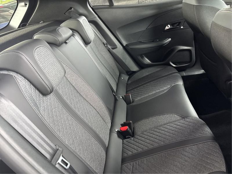 Peugeot 2008 1.2 PureTech Allure — zdjęcie 11