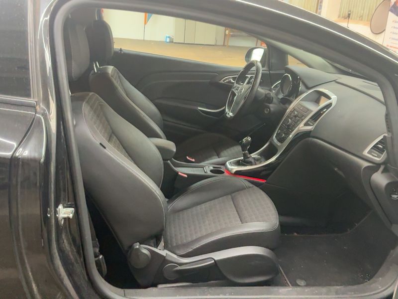 Opel Astra GTC 1.4 Turbo Innovation — zdjęcie 11