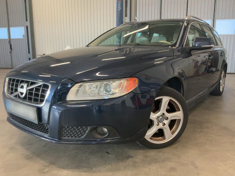Volvo V70 2.5 T Kinetic — zdjęcie 1