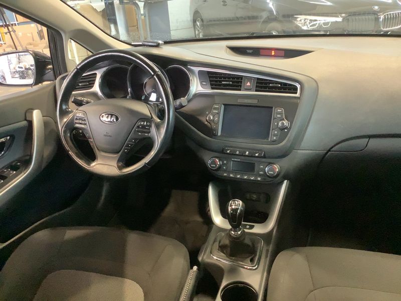 Kia cee'd 1.6 CRDi Dream Team — zdjęcie 12