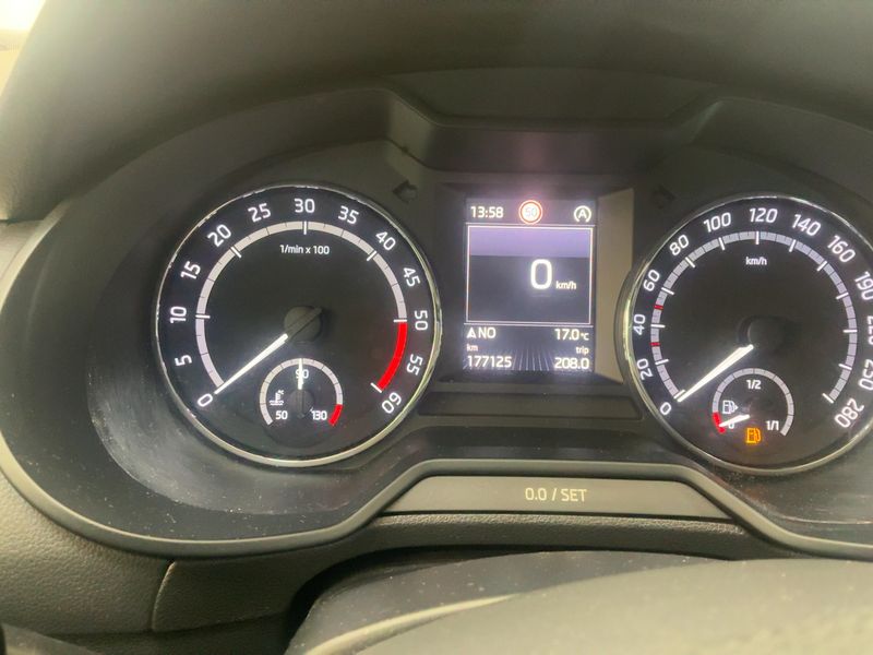 Skoda Octavia 2.0 TDI RS — zdjęcie 13
