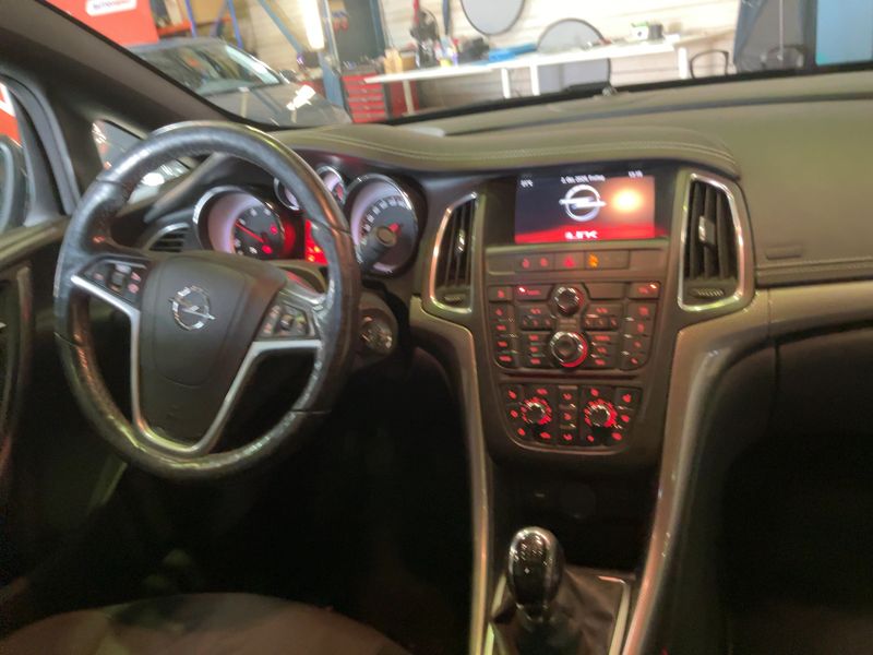 Opel Cascada 2.0 CDTI Edition ecoFlex — zdjęcie 12