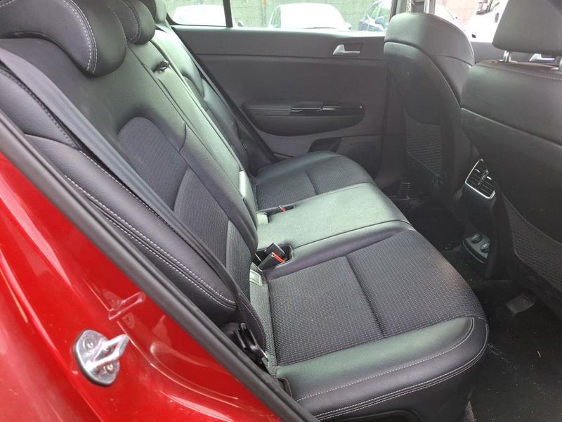 Kia Sportage 1.6 CRDi Mild-Hybrid Black Edition Business 2WD — zdjęcie 11