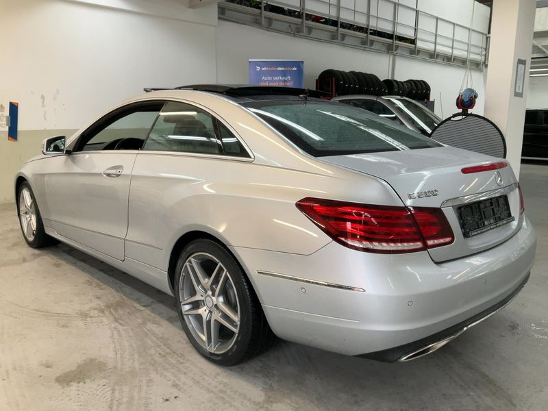 Mercedes-Benz E-Klasse E 200 CGI — zdjęcie 3