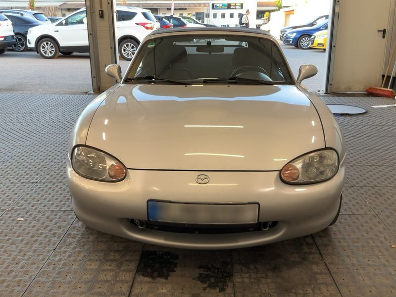 Mazda MX-5 1.9 Roadster — zdjęcie 9