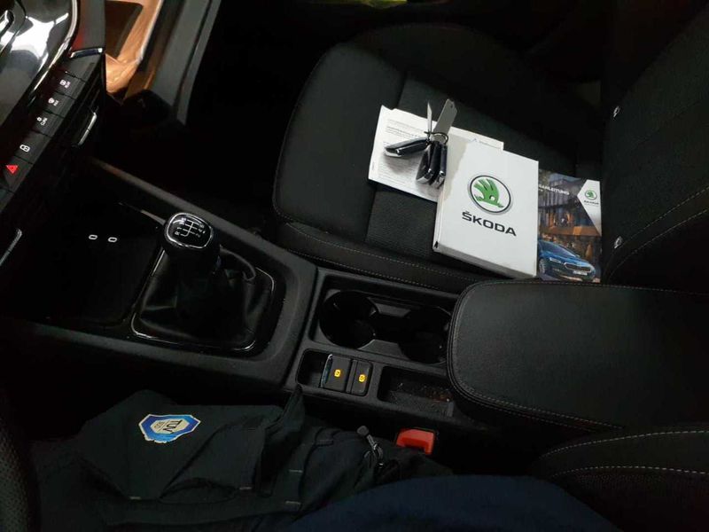 Skoda Octavia 2.0 TDI Sportline — zdjęcie 18