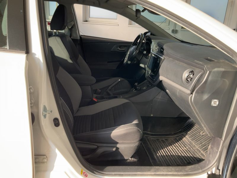 Toyota Auris Touring Sports 1.8 Hybrid Active — zdjęcie 11