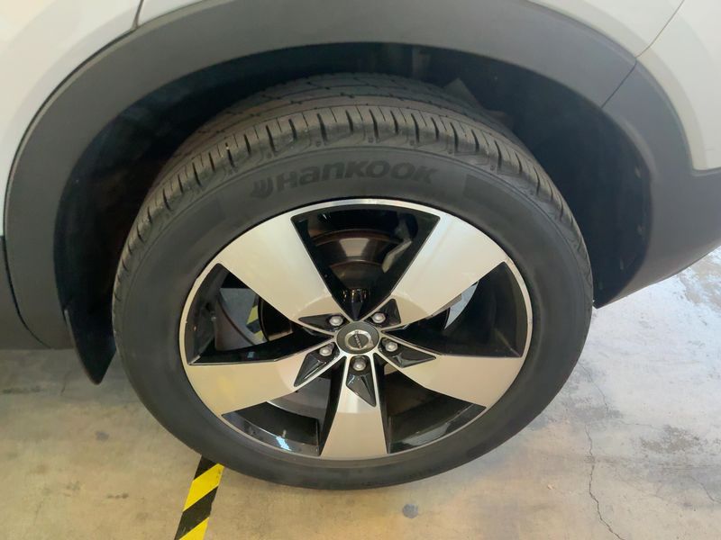 Volvo XC40 2.0 D4 Business Plus AWD — zdjęcie 17