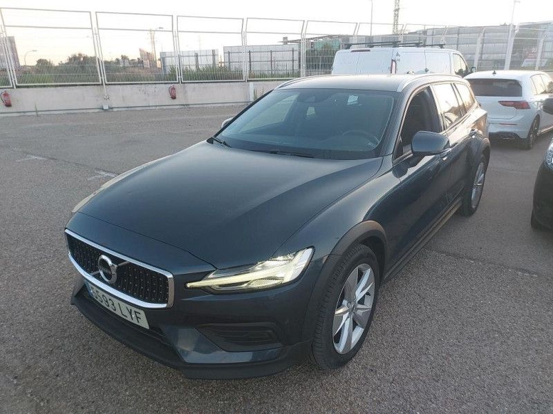 Volvo V60 Cross Country 2.0 B4 Mild-Hybrid AWD — zdjęcie 1