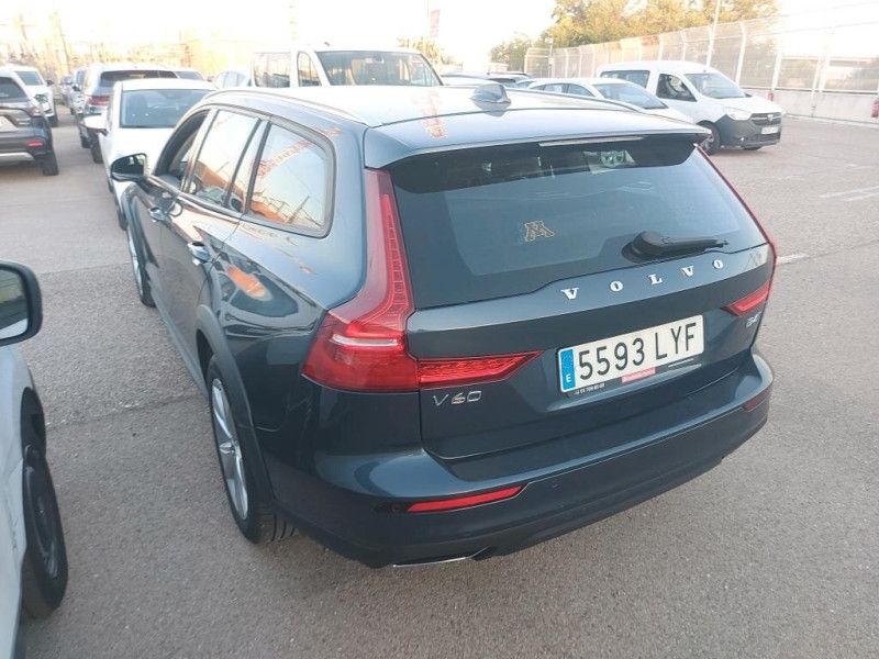 Volvo V60 Cross Country 2.0 B4 Mild-Hybrid AWD — zdjęcie 3
