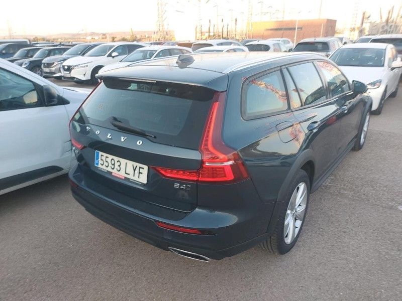 Volvo V60 Cross Country 2.0 B4 Mild-Hybrid AWD — zdjęcie 4