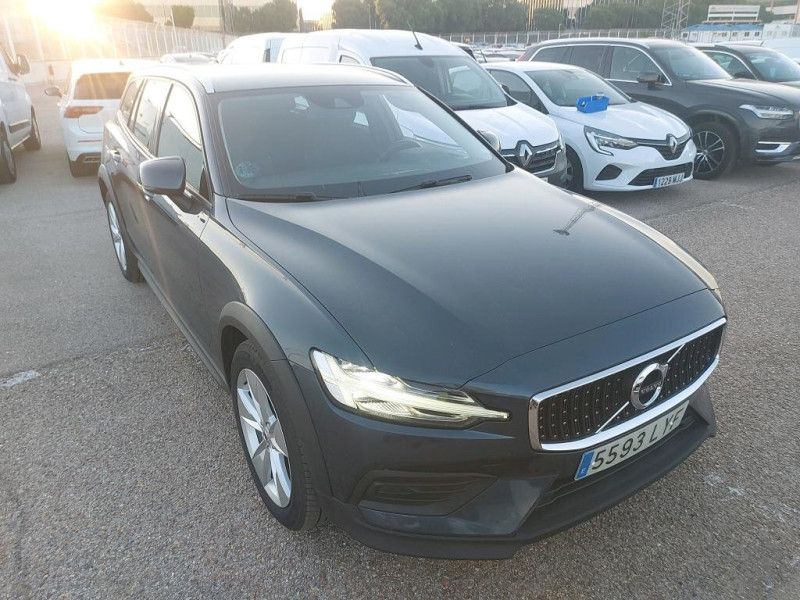 Volvo V60 Cross Country 2.0 B4 Mild-Hybrid AWD — zdjęcie 2