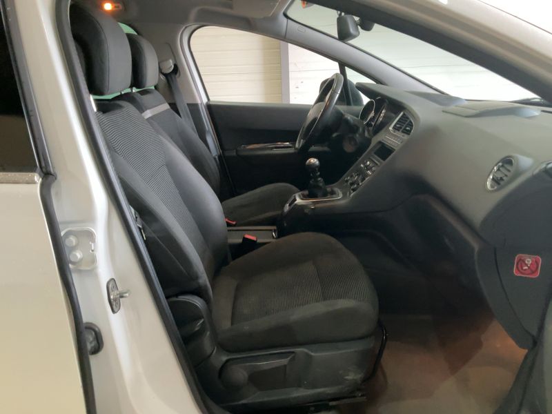 Peugeot 5008 2.0 Blue-HDi Allure — zdjęcie 11