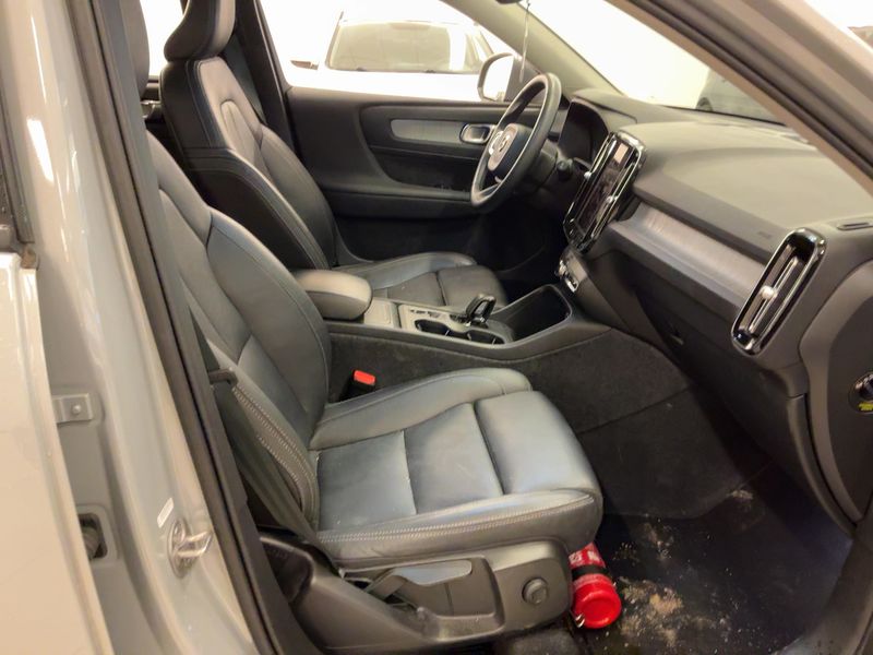Volvo XC40 2.0 B3 Mild-Hybrid Core 2WD — zdjęcie 11