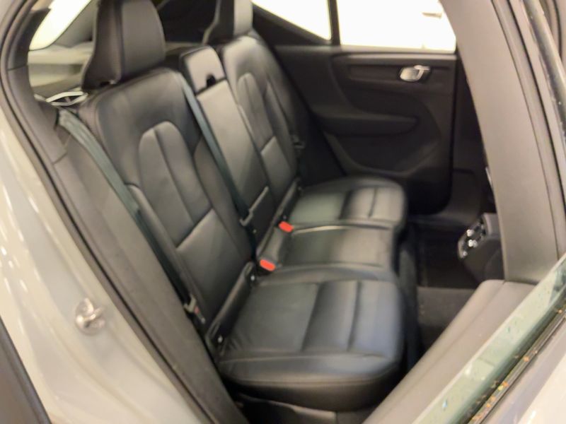 Volvo XC40 2.0 B3 Mild-Hybrid Core 2WD — zdjęcie 14