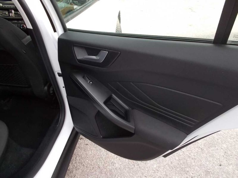 Ford Focus 1.5 TDCi EcoBlue Business — zdjęcie 21