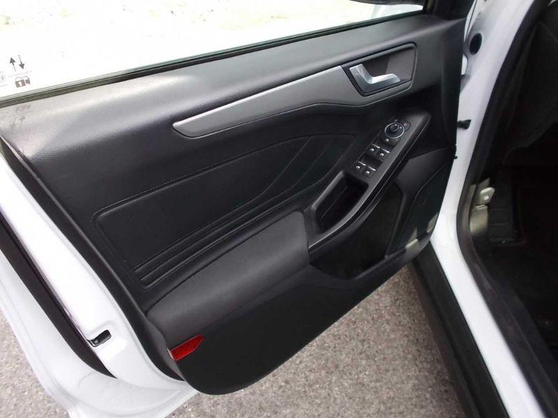 Ford Focus 1.5 TDCi EcoBlue Business — zdjęcie 14