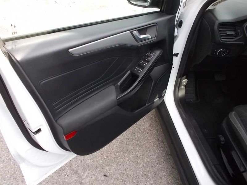 Ford Focus 1.5 TDCi EcoBlue Business — zdjęcie 17