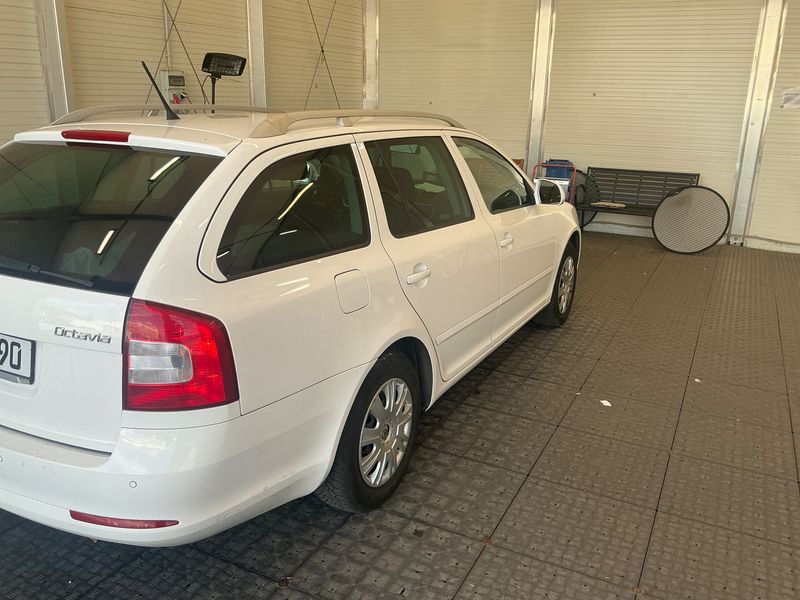 Skoda Octavia 1.4 TSI Ambition — zdjęcie 2