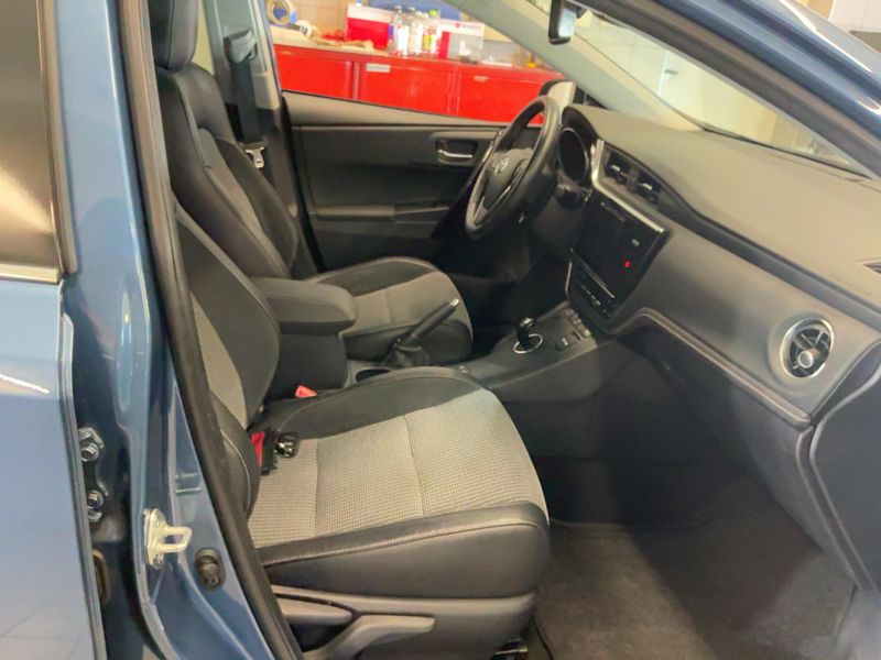Toyota Auris Touring Sports 1.8 Hybrid Executive — zdjęcie 11