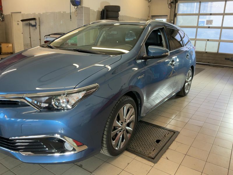 Toyota Auris Touring Sports 1.8 Hybrid Executive — zdjęcie 2