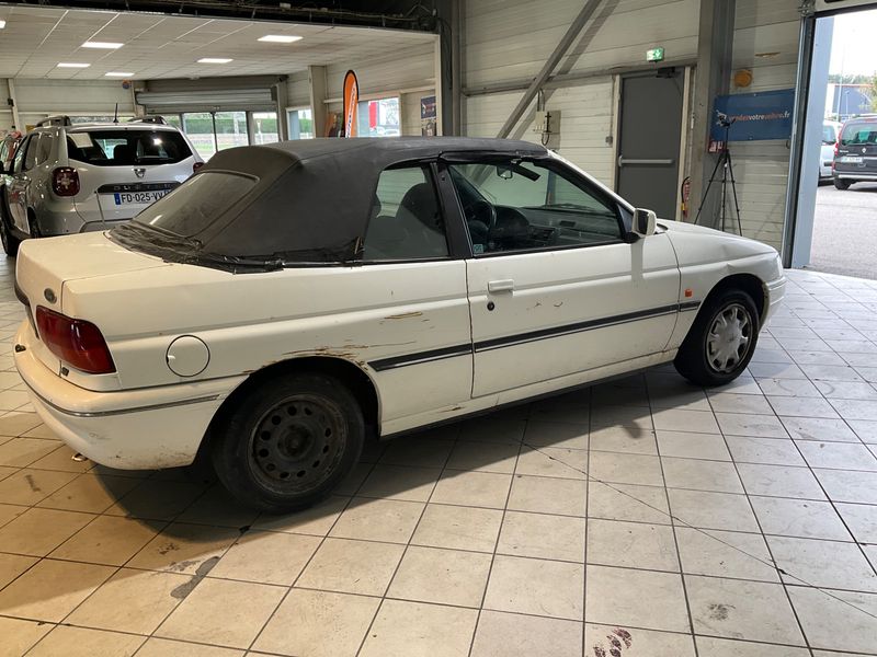Ford Escort 1.6 CLX — zdjęcie 2