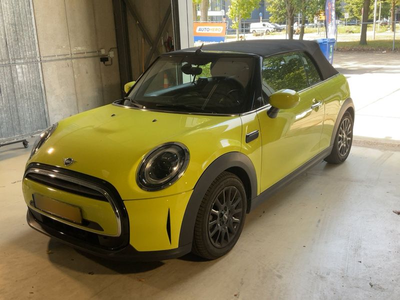 MINI Cabrio Cooper Essential Trim — zdjęcie 1