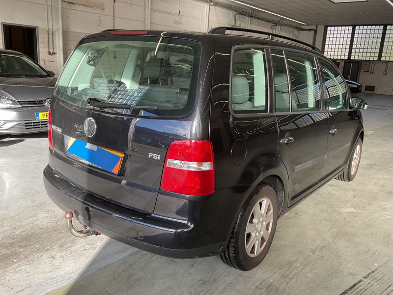 Volkswagen Touran 1.6 FSI — zdjęcie 2