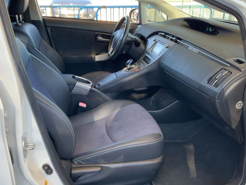 Toyota Prius 1.8 Plug-in Hybrid Advance — zdjęcie 11