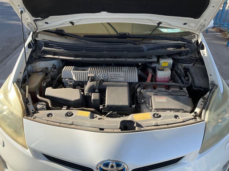 Toyota Prius 1.8 Plug-in Hybrid Advance — zdjęcie 30