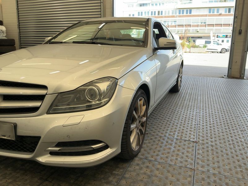 Mercedes-Benz C-Klasse C 200 CGI BlueEfficiency — zdjęcie 2
