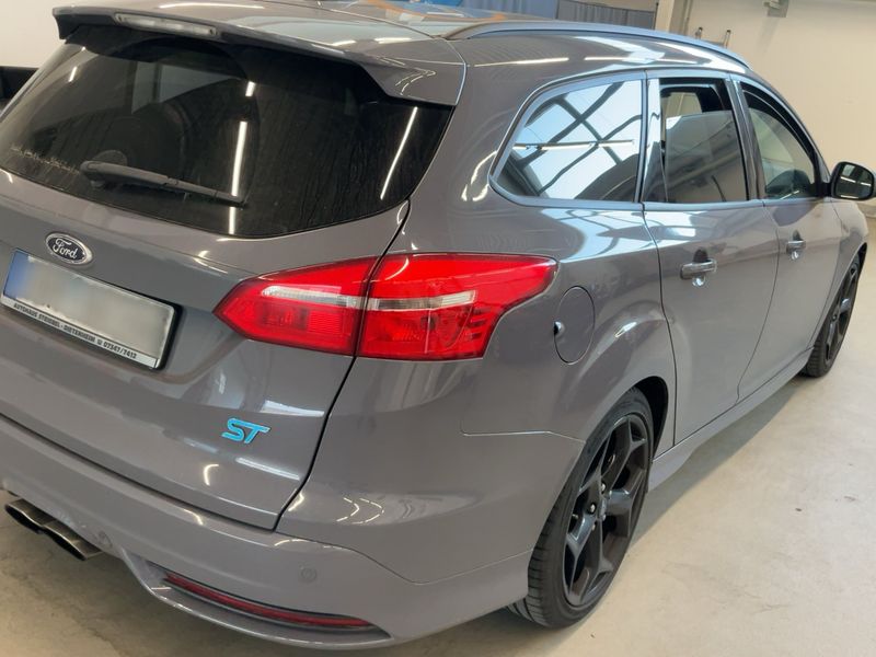 Ford Focus 2.0 EcoBoost ST — zdjęcie 6