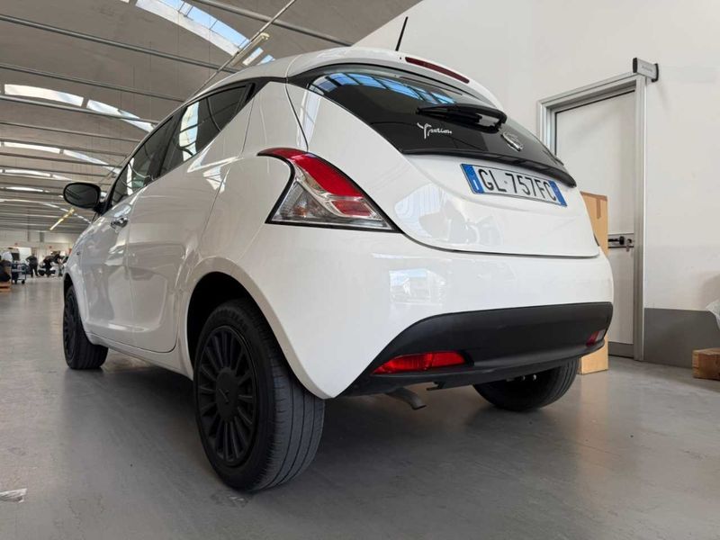 Lancia Ypsilon 1.0 Mild-Hybrid Silver — zdjęcie 43