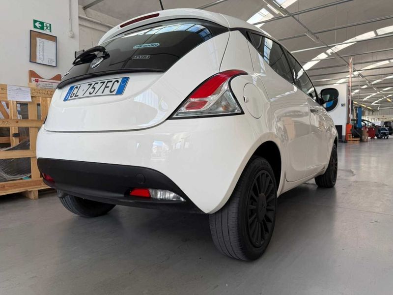 Lancia Ypsilon 1.0 Mild-Hybrid Silver — zdjęcie 45