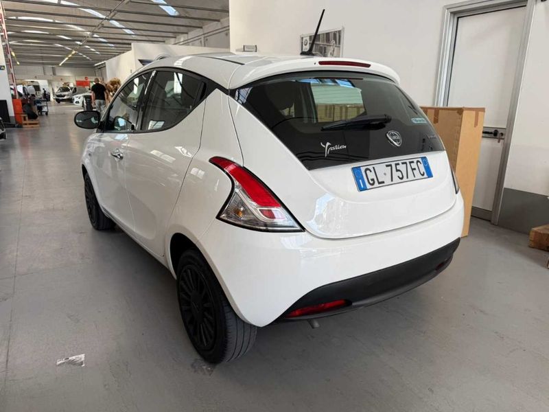 Lancia Ypsilon 1.0 Mild-Hybrid Silver — zdjęcie 3