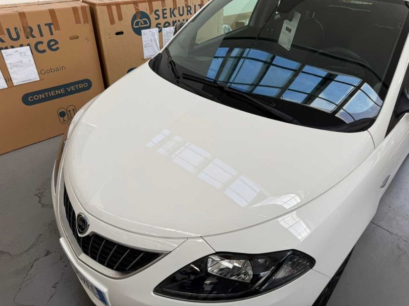 Lancia Ypsilon 1.0 Mild-Hybrid Silver — zdjęcie 41