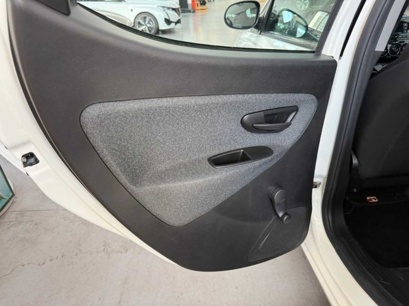 Lancia Ypsilon 1.0 Mild-Hybrid Silver — zdjęcie 24