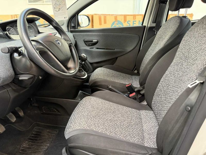 Lancia Ypsilon 1.0 Mild-Hybrid Silver — zdjęcie 22