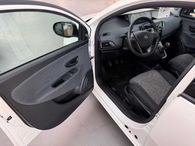 Lancia Ypsilon 1.0 Mild-Hybrid Silver — zdjęcie 20