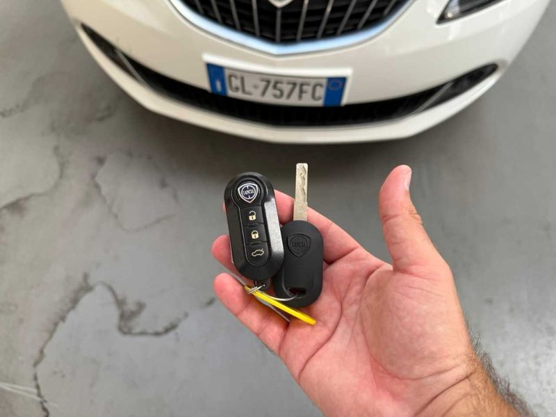 Lancia Ypsilon 1.0 Mild-Hybrid Silver — zdjęcie 9