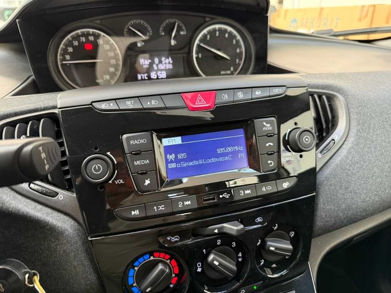 Lancia Ypsilon 1.0 Mild-Hybrid Silver — zdjęcie 10