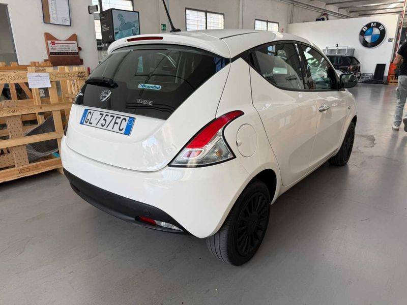 Lancia Ypsilon 1.0 Mild-Hybrid Silver — zdjęcie 4