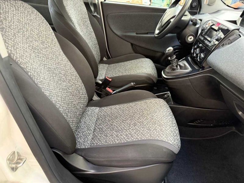 Lancia Ypsilon 1.0 Mild-Hybrid Silver — zdjęcie 5