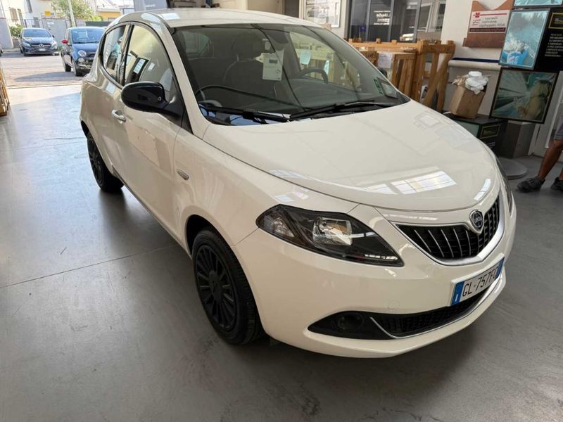 Lancia Ypsilon 1.0 Mild-Hybrid Silver — zdjęcie 2