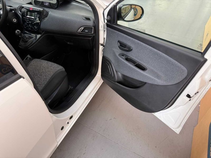 Lancia Ypsilon 1.0 Mild-Hybrid Silver — zdjęcie 32